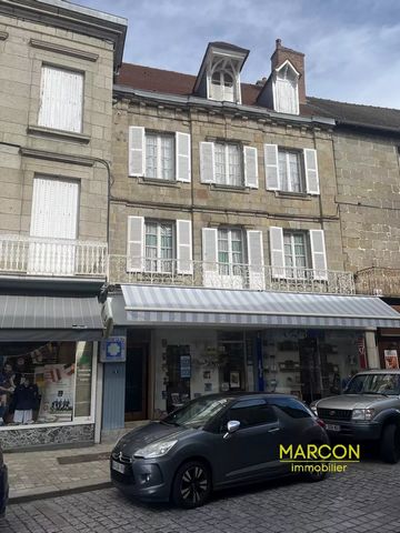 . FELLETIN. Ref: 88130. Beautiful building comprising on the ground floor: A business (rented). 1st floor: kitchen, living room, dining room, bedroom, hallway, toilet. 2nd floor (gas central heating): Landing with kitchen area, living room, two bedro...