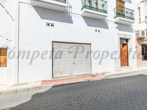 Magnificent commercial premises in Nerja, located on the ground floor of a building in a residential area. The place needs reforms to be adapted to the business in question, it is easily usable. It has easy access, being quite visible from the outsid...
