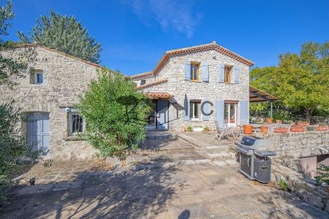 MAS DU XVIIIEME 198M² HABITABLE 9247M² DE TERRAIN 07140 A few minutes from the village center of Les Vans, this magnificent 18th century farmhouse is located in a dominant position with an exceptional view of nature facing south-southeast. This prope...