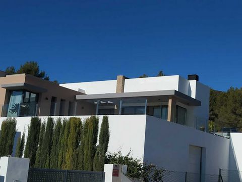 PROJECT FOR A MODERN STYLE VILLA IN BENITACHELLProject in construction, modern style villa of 157,75 m2 of construction on a 700m2 plot in a quiet urbanization in Benitachell a few minutes from the town.This villa is built on one floor and consists o...