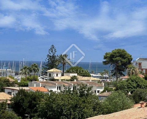 Discover the essence of the Costa Blanca in this exquisite penthouse with impressive views of the Mediterranean Sea, the Castle and the Montgo. Watch the sunrise over the Mediterranean from your terrace or enjoy some tapas while contemplating the Mon...