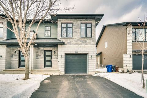 AYLMER! Beautiful semi-detached of over 1600 sq. ft., 3 bedrooms and 2.5 bathrooms offering an open concept on the ground floor. 2011 Bouladier construction with stone facade, double parking with attached garage, hardwood and ceramic on the ground fl...
