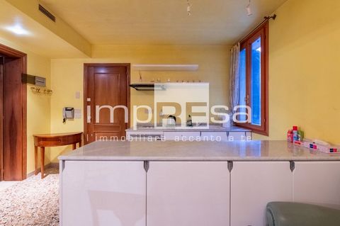 For Sale Apartment on the 1st floor in the San Marco area in Venice, Equipped with Double Room, Twin Room, 1 Bathroom, Eat-in Kitchen, Venetian floors, independent heating, air conditioning. Private warehouse on the ground floor. VISITS TO THE PROPER...
