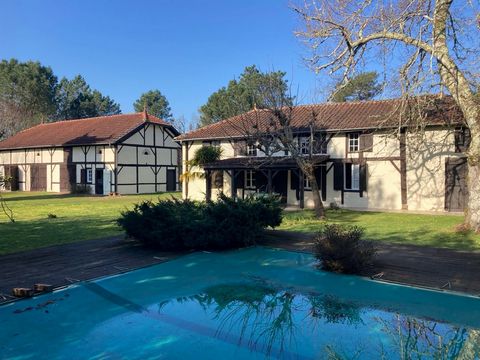 Located in the heart of the forest, beautiful Landes composed of living room with fireplace, kitchen, 3 bedrooms, living room with fireplace, shower room, toilet, attic of more than 115 m2. A large outbuilding of 250 m2 completes this property with i...