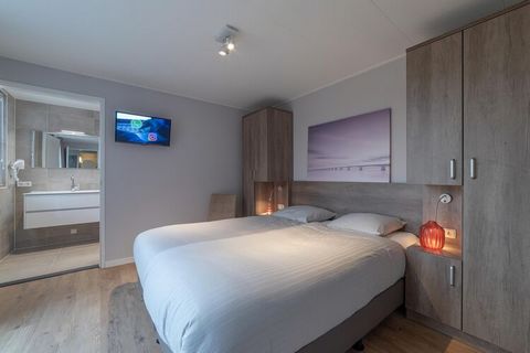 Una casa moderna ubicada en Colijnsplaat a una distancia de solo 100 m del lago con 3 dormitorios y puede alojar hasta 6 personas. Esta casa bien equipada tiene una terraza y un jardín con muebles de jardín para relajarse. Esta casa es ideal para una...