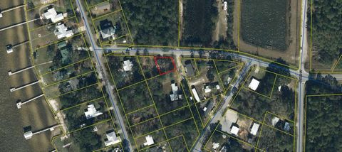 Great location just on north of Hwy 331 Bay bridge. . Only minutes to Beaches of South Walton and just a stroll to county park on the bay with boat ramps , picnic area and beach. Convenient to restaurants, Publix and all that Freeport and South Walto...