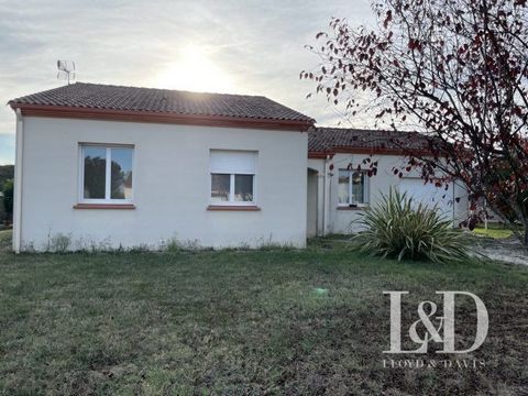 I offer for sale a charming detached house located in a residential development, quiet and peaceful, close to local shops, 5 minutes from the city center of Agen. This house, with a living area of 84 m2, has a living room, open kitchen, 3 bedrooms, a...