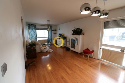 Dohm Real Estate offers an exclusive type 4 apartment converted into type 3, large bright living room, two balconies, one of which is closed, shower room and separate toilet, includes a parking space plus a cellar. All within easy reach of a shopping...