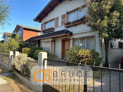 House for sale in an excellent sector of Osorno, a consolidated neighborhood, close to schools, supermarkets, clinic and hospital. The property on the first floor has an entrance hall, an office, living room with fireplace, large kitchen (wood stove)...