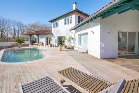 In a leafy setting close to the centre of the village of Arcangues, this charming, south-facing family villa spans around 220 m². The house comprises an entrance hall, a lovely, spacious living room with open-plan fitted kitchen, bathed in light and ...