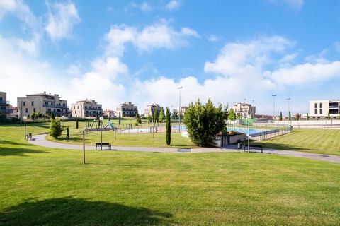 This stunning apartment in Cirueña is located next to the Rioja Alta Golf course and welcomes a family or a group looking to explore this side of Spain. There is a communal garden for you to unwind and enjoy strolls, also with 2 outdoor pools and ano...