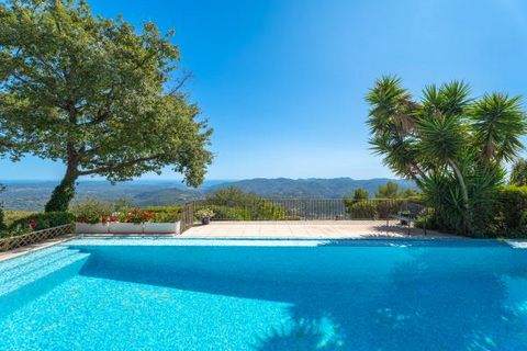 Spectacular views of Saint Cassien lake and out over the Mediterranean sea. On the heights of Cabris, enjoying a beautiful panoramic view of the sea and Saint Cassien lake, this beautiful Provençal style house of 160 m2 includes an entrance, a living...