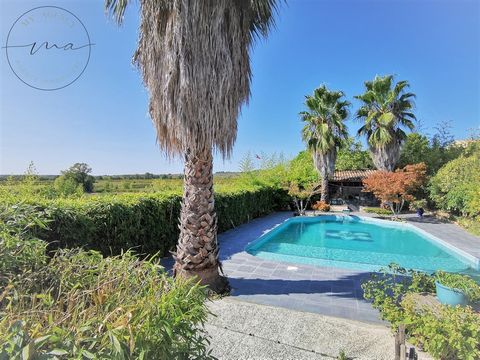 On the edge of the village of Pouzolles, with panoramic views of the vineyards, this villa will only charm you with its materials, its incredible environment and its character. Comprising 5 bedrooms including a master suite and a bedroom on the groun...