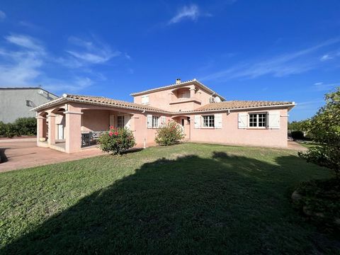 In a quiet environment, close to shops and schools, we offer exclusively, this villa completely renovated in 2013 type 8 of 235 m2 with swimming pool, built on a plot of 1993 m2 fully landscaped. The villa consists of a large and bright living room o...