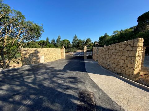 Very rare in Aix in a high-end and secure domain: Direct promoter: plots 4 magnificent building plots free builders from 825 to 908 m2, serviced. It is in the popular district of La Torse, 800 m from the city center and near the rural setting of the ...