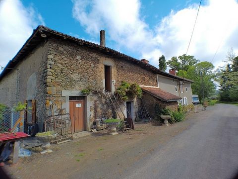 In einem ruhigen Weiler in der Nähe von Massignac in Charente zwischen La Rochefoucauld und Rochechouart, Haus von 106m2 mit einer Scheune und seinem funktionalen Brotbackofen und einer Garage. Haus bestehend aus einem Eingang, einer Küche / Wohnzimm...