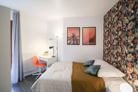 Room of 10m², fully furnished. It has a double bed (140x190) and a bedside table with lamp. A working area is included, composed of a desk with chair and lamp. The room also offers several storage spaces: a wardrobe with hanging space and a shelf. Th...