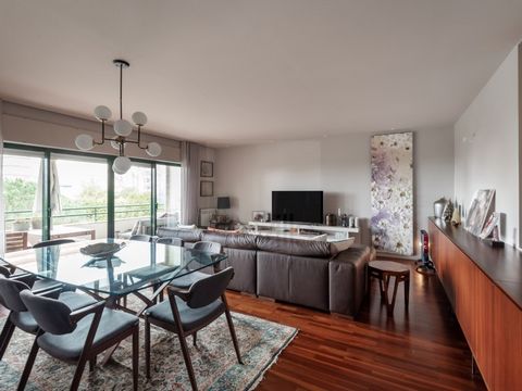 Furnished T3, recently transformed into T4. Solar orientation: West/East The apartment consists of: Entrance hall with lots of storage, guest bathroom, large living room with direct access to the west-facing balcony. Open kitchen with island that ext...