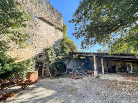 GRAMBOIS le Bastidon Dovecote from the 18th Century is for sale. Unique heritage given its location in the heart of the village and by its architecture, half bastidon, half dovecote, a complete restoration is to be expected; Possibility of living roo...