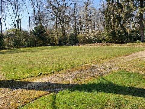 Exceptional building ground! Grand Paris Immobilier offers a magnificent plot of 746 m2 on the edge of the forest in the district of Feuillaume, limit Vaucresson (sector Division THERY), in a residential and residential area, quiet very sought after....