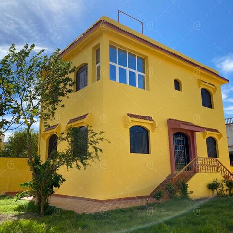 Century 21 Tanger hat Ihnen exklusiv eine schöne, komplett renovierte Villa zum Verkauf zur Verfügung gestellt, die sich in der Region Sidi Kankouch befindet, die für ihre schönen Strände bekannt ist, auf einem Grundstück von 500m2, das 196m2 auf 2 E...