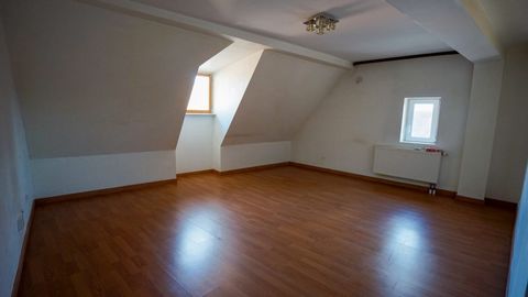PROCHE DE STRASBOURG À vendre à Bernardswiller (67210) : appartement de 51 m2 au 2e étage d'un immeuble ancien. Il s'organise comme suit : une pièce à vivre, deux chambres, un bureau, une salle d'eau et des toilettes. En annexe, il y a une cave et un...