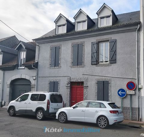 Koté Immobilier offers you a type 7 house of 137m2 in the city center and close to all shops. Composed of a living room, a kitchen, a laundry room, a shower room and a toilet. Upstairs, a corridor leads to four bedrooms and a south-facing terrace. A ...