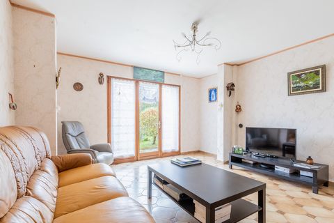 Welcome to this charming house located 10 minutes walk from the centre of Verrières-le-Buisson. With its 100m2 of living space spread over a generous plot of 384m2, this property offers a beautiful living environment. The house consists of 4 bedrooms...