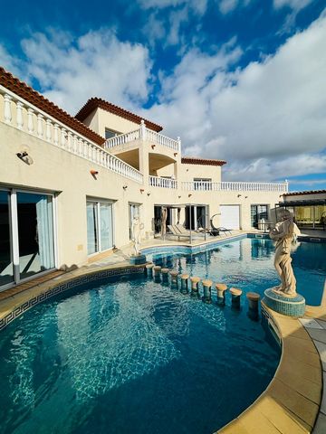 20 minutes from the city center of Narbonne and 10 minutes from the Etang de Bages, this property combines a residential house and guest rooms for a total area of approximately 545 m2 of living space, built on the side of a rock and benefits from a p...