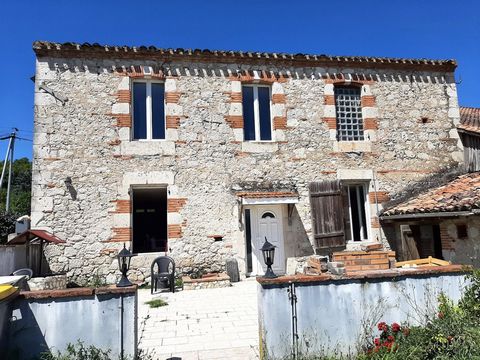 Between AUVILLAR and MALAUSE, close to the Way of Saint Jacques de Compostela. Ideal B&B or family project. Type 5 character house, of about 160 m2, with beautiful volumes, to finish renovating. On the ground floor, large living room of 60 m2 with fi...