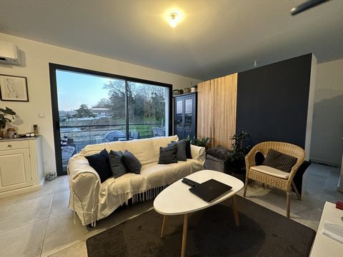 A 30 mn de Bordeaux, appartement de 64 m2 loué (800€), avec un balcon de 12 m2, construit en février 2022 situé au 1er étage composé d'un salon avec une cuisine équipée ouverte, d'un cellier, d'un WC, de 2 chambres, d'une salle d'eau. Possibilité de ...