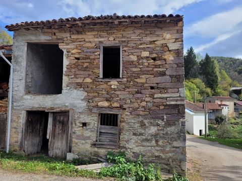 A renovation project? Come and discover this pleasant barn in the heart of a small hamlet of Riverenert. Adjoining on one side, it offers a pleasant volume of 30 m2 on the ground floor, as well as upstairs. A magnificent exposed frame with a large he...