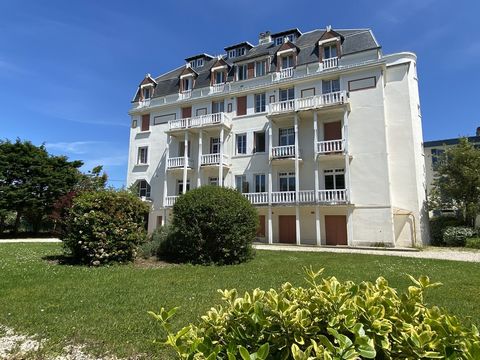 **** EXCLUSIVITÉ NORMANDY IMMOBILIER VILLERS SUR MER **** Au sein d'une résidence classée Bâtiment Remarquable de la station, découvrez ce très bel appartement aux volumes généreux d'une surface d'environ 75m2 entièrement rénovée avec goût. Il est di...