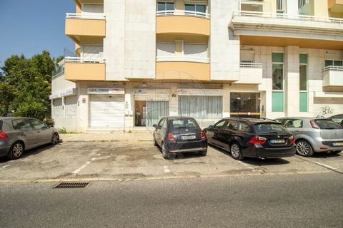Description Shop for investment, or for your own business, in Areeiro / Lisbon, with 1 large storefront, and parking Composed of 3 offices (two of them with about 12m², and another a little smaller). It also has 1 pantry area and 1 bathroom, with sho...