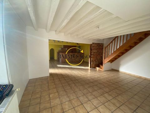 Immo 360 vous propose cette charmante maison de 100m2, située à 16 min de Vendôme et 15mn de Blois. Elle se compose d'un RDC avec cuisine, salon-séjour de 50m2, buanderie, salle d'eau avec WC et une superbe véranda. A l'étage vous y retrouverez: une ...