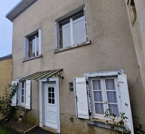 In Pierre-Buffière, in the town centre, house T3 on 2 levels. The house consists on the ground floor of a simple kitchen of 17m2, a living room of 10m2, and 2 bedrooms upstairs. This property does not have sanitary facilities and requires work. (Insu...