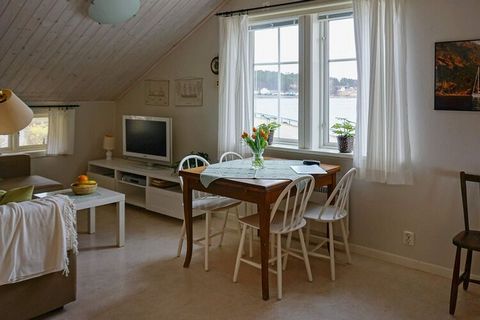 Charming and fresh cottage with glorious sea views on beautiful Flatön, north of Orust. Here you live very scenically and have only a stone's throw to Ängöbrygga where you can take your morning dip and follow the lively boat traffic. Then sit in the ...
