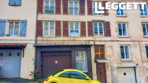 A24695GO63 - In a very quiet street above Thiers, the cutlery capital, a semi-detached house with 104m² of living space, very close to the town center. Organized on three levels, this very functional house would suit a couple or a single-parent famil...