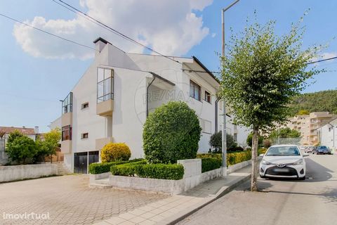   FLOOR 3 BEDROOM VILLA WITH LOFT, BOX, TERRACE AND BALCONIES   URBANIZATION O NINHO - BALTAR Property Features: Floor villa on the first floor with 3 fronts. Large attic with potential for various purposes, including a large lounge. Two full bathroo...