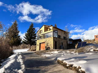 A 4-sided house of 132sqm on a plot of more than 863 m2. Take the 3D virtual tour! Click on the 360° logo in the presentation photo or the attached link! Aerial video also available! In the heart of the Catalan Pyrenees Natural Park, come and discove...