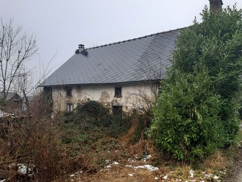 11 km south of Felletin, Rough state house to renovate and barn, on a plot of 1732 m2. House floor area 75 m2, barn 100 m2. Connected to water and electricity. Individual sanitation to be completed.   Philippe ERB Commercial agent registered with the...