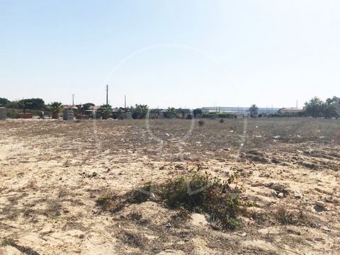 Excellent opportunity to build one or more villas (depending on the area desired and in accordance with the PDM in force) on a plot of 6,140sqm. The plot is located in a quiet residential area with good access and close to the centre of Porto Alto. G...