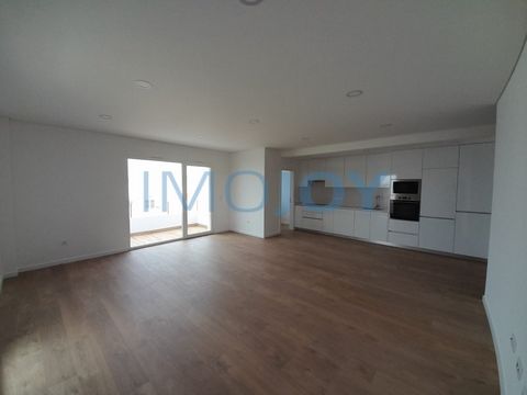 Apartment on the 1st floor with 113.80m2 of gross area to debut, in a building of 6 Located in Rua dos Marquinhos, 1 KM from the village of Ericeira where you will find all kinds of commerce, service and beaches. Comprising entrance hall with 7 m2, l...