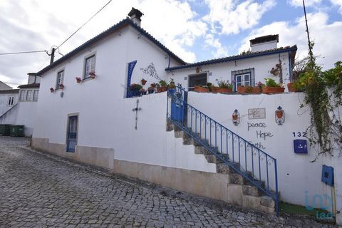 Esta casa típica portuguesa de charme, construída em 1936, está situada num terreno na esquina de uma aldeia que rola ao ritmo do campo. A propriedade é composta por quatro quartos, duas casas de banho (recentemente renovadas), três salas de estar, u...