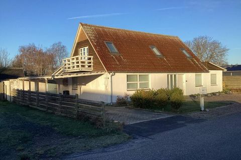 Dieses familienfreundliche Ferienhaus für max. acht Personen liegt im Dorf Tjæreby, ca. 4 km von einem der besten und kinderfreundlichsten Strände Dänemarks in Marielyst entfernt. Das Haus verfügt über einen Aktivitätsraum im Wintergarten mit Tischfu...