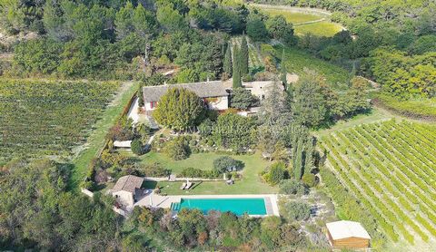 In the middle of nature, in a hilly environment of woods and vineyards, with a postcard view of the village of Séguret, classified as one of the most beautiful villages in France, This beautiful stone farmhouse of the 17th century of about 280 m2 dom...