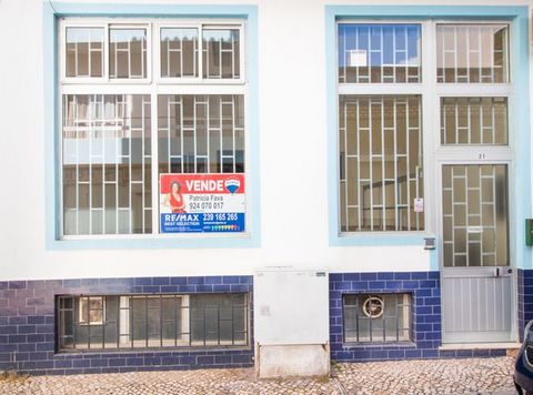 TRANSFORMEZ UN BUREAU EN APPARTEMENT ! Vous cherchez un grand bureau dans le centre de Portimão ? Alors cette propriété pourrait être idéale pour vous ! Situé à côté de Mó, dans la rue commerçante, ce bureau facilement accessible se trouve au rez-de-...