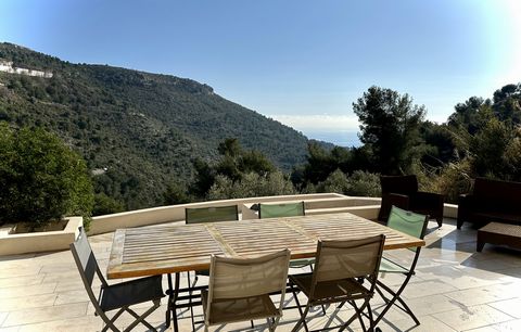 Close to Monaco, in the commune of La Turbie superb modern property with pool. Pretty villa fully renovated in 2022. 157 m2 of living space including an outbuilding of 24 m2 ideal for a home office, 1st floor: entrance, study, 2 bedrooms with possibi...
