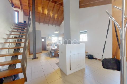 Identificação do imóvel: ZMPT565108 Property description: Single storey villa with swimming pool, barbecue and annex, with around 600 m2 of land, 10 mins from Porto de Mós, 20 mins from Fátima, 30 mins from the beaches and around 1 hour from Lisbon. ...