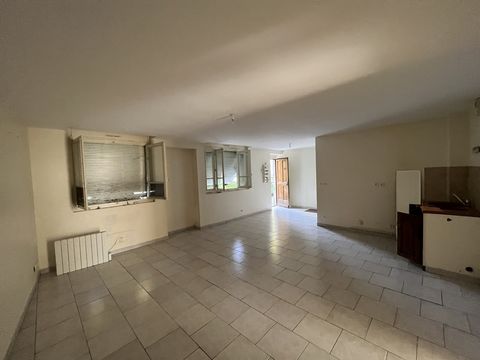 In the Commune of Ancy-Le-Franc, in housing or investment: T3 apartment on one level with a surface area of 68.07 m2, free of any rental. Located on the ground floor of a building of 48 lots Comprising: an entrance hall with kitchen, 2 bedrooms, a ba...